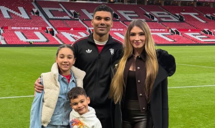 开云APP-泪目名场面！卡塞米罗妻子被球迷挽留哭红眼，温情告别曼联|皇家马德里|梅努|离队|赛季|合同_新浪体育_新浪新闻