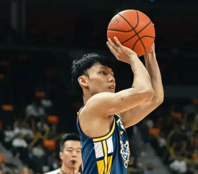 开云平台-今晚青岛vs广东大名单：胡明轩、徐杰出战，王奕博在列